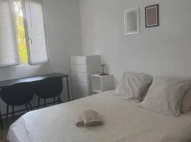 Rental in a private residence with free parking close to all types of transport and six minutes from the city center