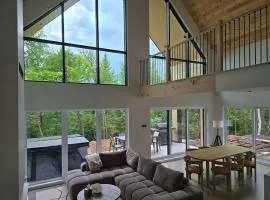 Snoheim - Luxury Chalet with Hot Tub & Four-Season Pool