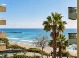 Prime Beachfront Location- Sea View, Large Balcony & Private Garage，位于波尔蒂芒的酒店