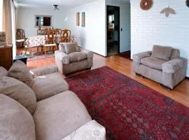 Casa con piscina en barrio residencial
