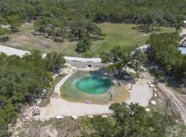 Hummingbird Haus - Hill country views on 20 acres with firepit