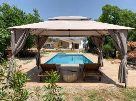 Mas de Paco, Chimenea, barbacoa y piscina