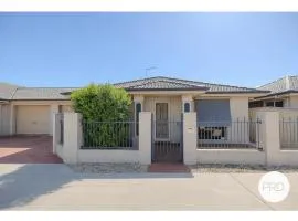 Central Mildura Townhouse 2BR Walk to City Heart