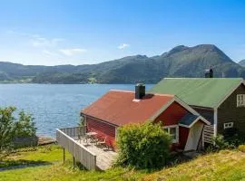 2 Bedroom Stunning Home In Davik