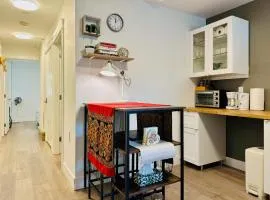 Private Suite - Near SkyTrain to DT - Free Parking