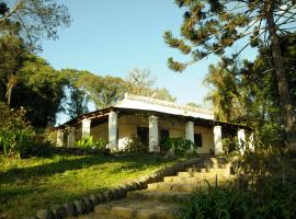 芬卡拉克罗拉达旅馆，位于圣萨尔瓦多德朱的木屋