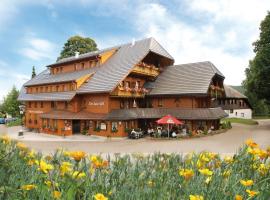Naturparkhotel Schwarzwaldhaus，位于黑林山区贝尔瑙的民宿