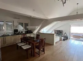 NEU Stylische Loft mit Balkon, geeignet für Familien