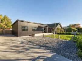 Spacious Christchurch Home, Sleeps 8, Free Parking