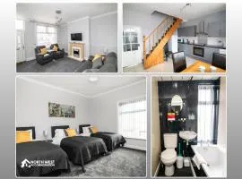Comfy 2-Bedroom Family & Contractor Home in Bolton with Free Wi-Fi and Street Parking By North West Accommodation