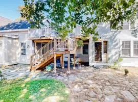 2-story apartment steps from the harbor & downtown