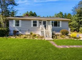 Charming cottage near the beach with balcony, deck, grill, fireplace - dogs OK