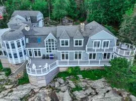 Spectacular oceanfront retreat with amazing views, sunroom & washer/dryer