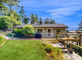 Stunning artist's retreat with ocean view & amazing deck, near Reid State Park