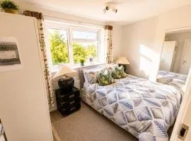 Modern Private Rooms with Free Parking & Shared Facilities