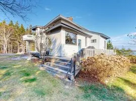 Private Oceanfront Home -- 2 Fireplaces, 4 Decks & Grill, Dog-friendly