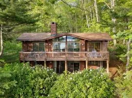 Beautiful hidden Waterfront Retreat with Rocky Beach