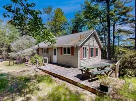 Lady Slipper Cottage: Charming Lakefront Retreat with Canoes, Kayaks, and Modern Comforts