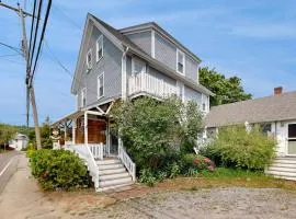 Charming, historic cottage with modern upgrades - stroll to dining & attractions