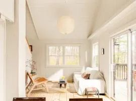 Renovated woodland home with lovely deck & firepit - minutes to Swan Lake