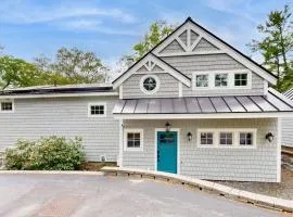 Stunning riverfront home, hot tub, BBQ, and washer & dryer