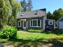 Berry Cottage, private dock, overlooking a sandy b