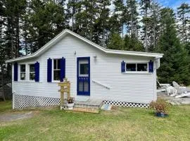Whispering Spruces; Cozy Studio with Queen Bed & W