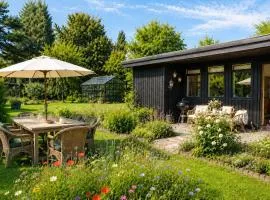 Cozy summer cottage with orangery close to Heatherhill and Beach