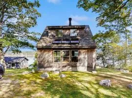 2 Waterfront Cottages in Ocean Point with Dock & Large Yard, Dog friendly
