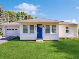 Charming Cottage with Cozy Comfort and Easy Access to Outdoor Adventures