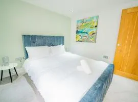 Central Gloucestershire Flat - 1 BR Sleeps 6