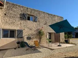 Maison avec parking - Propriété charentaise unique - FR-1-653-297