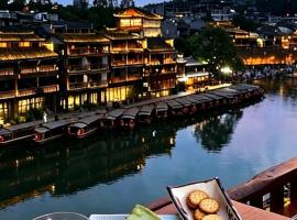 Phoenix Ancient Hill Riverside View Hotel- Offers free one-way high-speed rail pick-up service - Afternoon tea - Self-service laundry - Baggage storage - Travel planning,位于凤凰的酒店