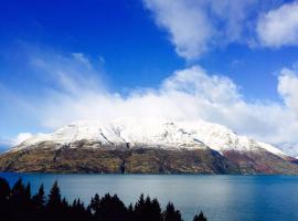 Queenstown Lakeview Holiday Home-5mins to town，位于皇后镇的别墅