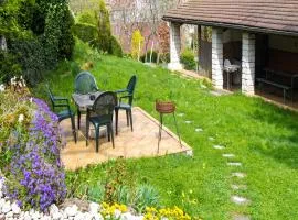 Maison de charme à Saint-Laurent-la-Roche avec jardin clôturé