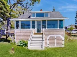 Ocean Point Colony Home w/ Sunroom & Sweeping Ocean Views, Dog-friendly