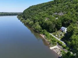 The Boat House- Water Views, Sunsets, soaker jacuzzi