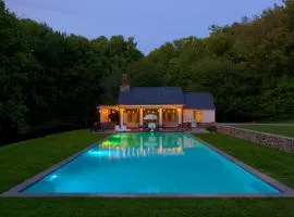 The Stone Cottage w- fireplace -hot tub