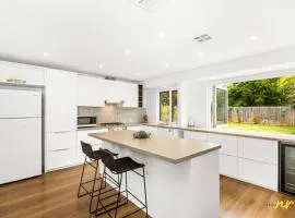 The Esplanade Indented Heads- Beach front, Luxury, Sleeps 8, Spacious, Aircon, Heating,