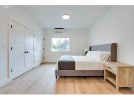 Modern King Retreat Fireplace Near Autzen