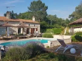Maison charmante à Bussac-Forêt avec piscine partagée