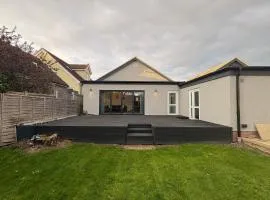 Bright Modern Home with Garden with Free Parking