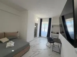 Alexandra Rooms & Suitess
