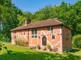 Exquisite Tudor style forest lodge - The Pink House