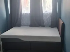 Ensuite Double room in a semi-detached House 13 minutes walk from Raynes Park train station and 40 minutes bus ride to Wimbledon