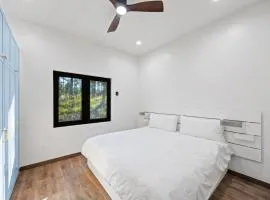Glacier Luxury Retreat Bear View Cabin 2