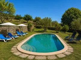 Encantadora finca con piscina en la naturaleza