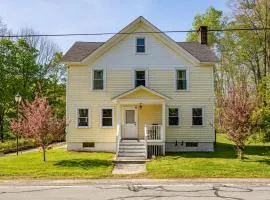 The Yellow House - 5BR Farmhouse Catskills Fireplace and Open Plan