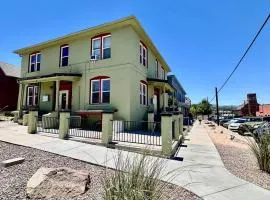 Luxury Downtown Studio 2 Blocks to the Square