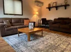 Cozy Cabin Condo by the Mountain, 5mins to skiing!